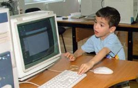 Copiii, spectatori ai site-urilor porno, din cauza parintilor