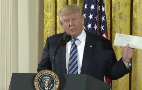  Video  Barack Obama i-a lasat o scrisoare lui Donald Trump in Biroul Oval