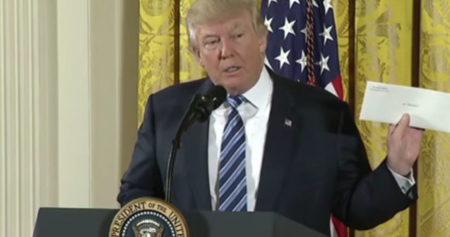  Video  Barack Obama i-a lasat o scrisoare lui Donald Trump in Biroul Oval