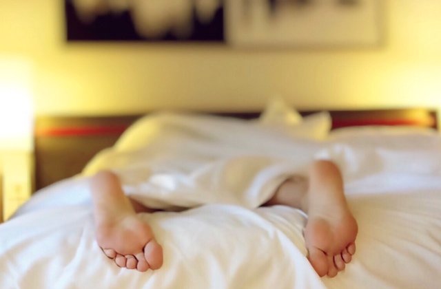 Ai insomnii? 5 moduri in care alimentatia te poate ajuta sa dormi noaptea