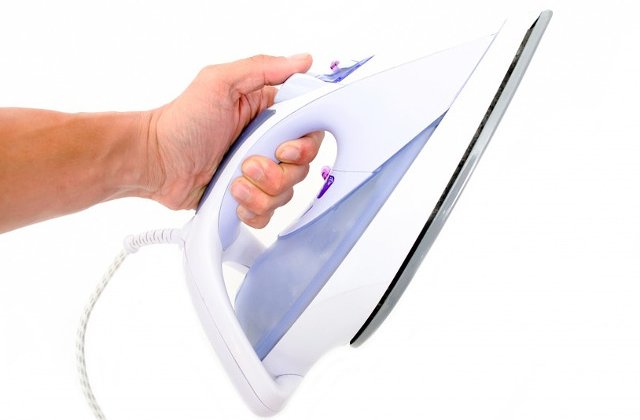 Top 6 metode SIMPLE de a curata talpa arsa a fierului de calcat