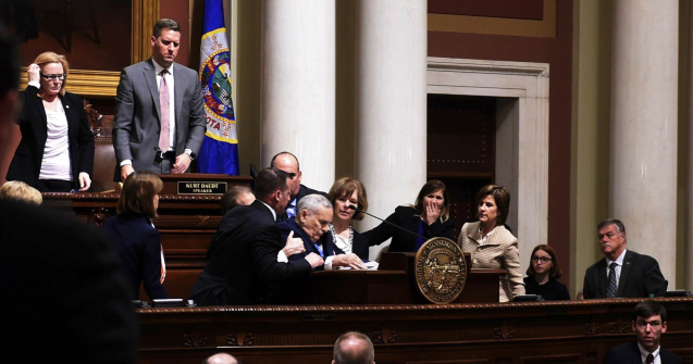 Guvernatorul statului american Minnesota s-a prabusit pe scena