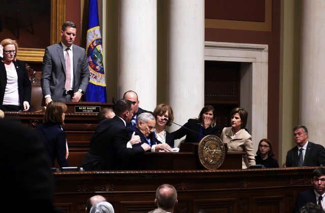 [VIDEO] Guvernatorul statului american Minnesota s-a prabusit pe scena
