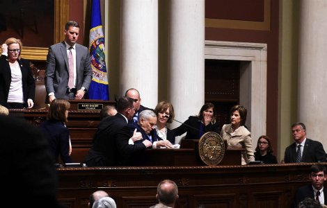 Guvernatorul statului american Minnesota s-a prabusit pe scena