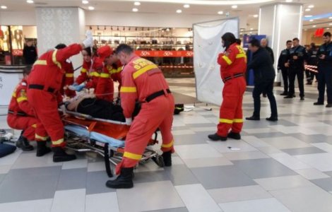 O femeie a murit intr-un mall din Bucuresti, dupa ce a alunecat peste balustrada