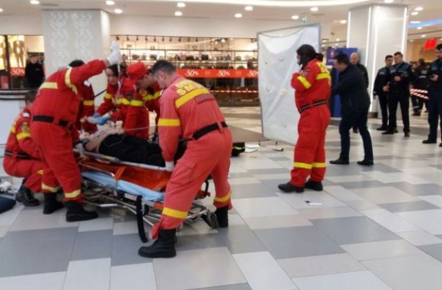 O femeie a murit intr-un mall din Bucuresti, dupa ce a alunecat peste balustrada