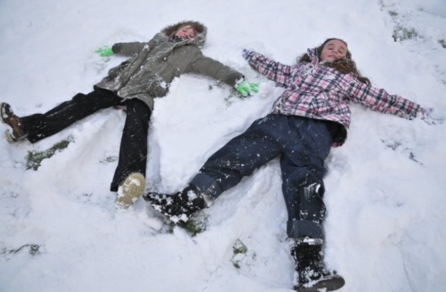 Nota 4 la purtare pentru doi elevi olimpici care au sarit in zapada de la etajul I al scolii