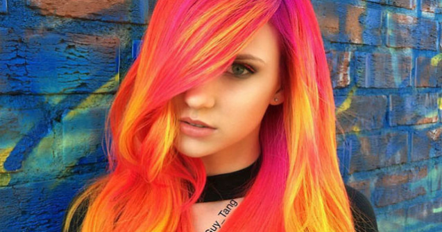 Trendul anului 2017: par curcubeu care straluceste in intuneric