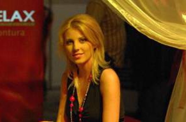 Alina Plugaru a acordat un interviu intr-o biblioteca