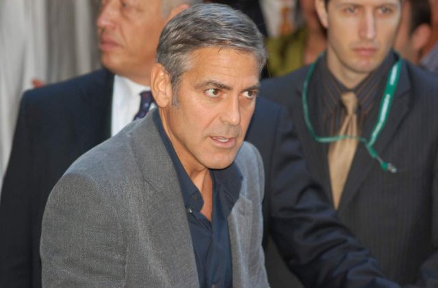 [VIDEO] George Clooney, scuipat de o batrana in Sudan