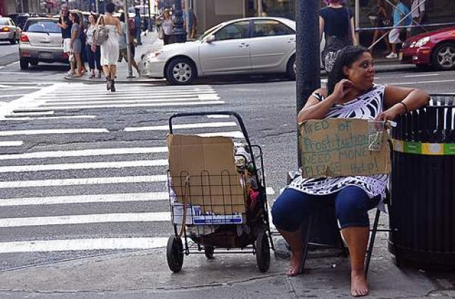 Canada: Somerii devin stripperi si dame de companie, ajutati de Guvern