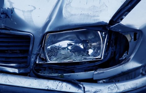 O adolescenta de 16 ani a murit, lovita de doua autovehicule