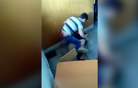 Elev din Lugoj, batut cu pumnii si cu pumnii si cu picioarele de colegi, in clasa - VIDEO