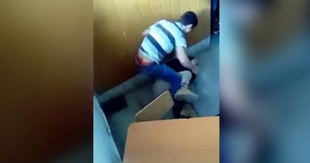 Elev din Lugoj, batut cu pumnii si cu pumnii si cu picioarele de colegi, in clasa - VIDEO