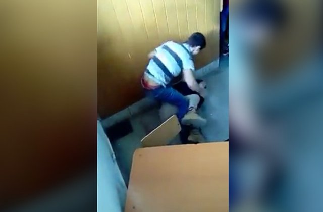 Elev din Lugoj, batut cu pumnii si cu pumnii si cu picioarele de colegi, in clasa - VIDEO