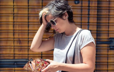 4 greseli capitale care ii afunda pe romani in datorii. Tu ai facut vreuna dintre ele?