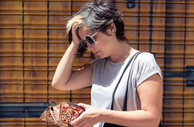 4 greseli capitale care ii afunda pe romani in datorii. Tu ai facut vreuna dintre ele?