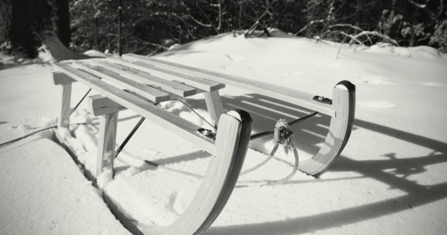 O fata de 12 ani din Vaslui a murit dupa ce a intrat cu sania intr-un stalp