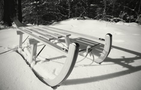 O fata de 12 ani din Vaslui a murit dupa ce a intrat cu sania intr-un stalp