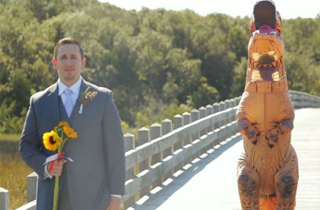 [VIDEO] Cum si-a surprins aceasta mireasa sotul: s-a deghizat in dinozaur