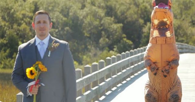 Cum si-a surprins aceasta mireasa sotul: s-a deghizat in dinozaur