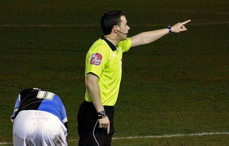 UEFA vrea arbitri suplimentari la EURO 2012