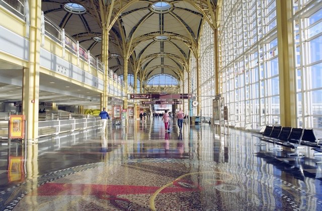 SUA: Mii de persoane au ocupat principalele aeroporturi in semn de protest fata de ordinul executiv semnat de Trump