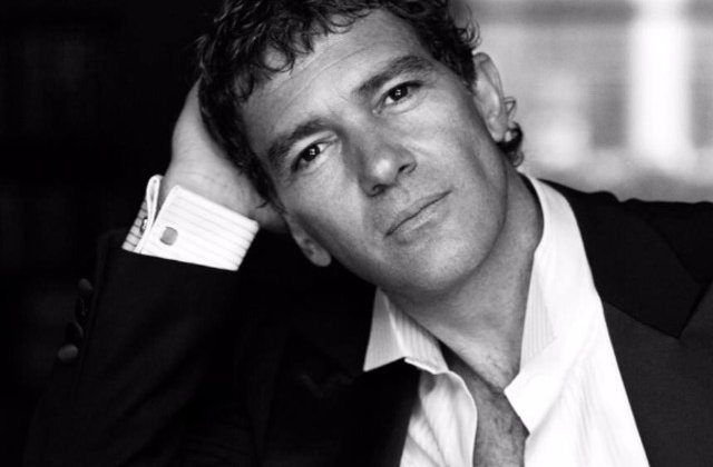 Antonio Banderas a fost transportat de urgenta la spital