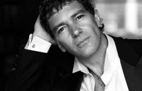 Antonio Banderas a fost transportat de urgenta la spital