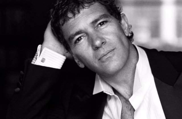 Antonio Banderas a fost transportat de urgenta la spital
