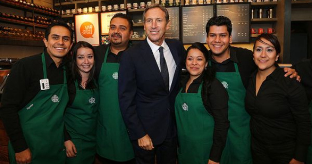 Starbucks promite sa angajeze 10.000 de refugiati