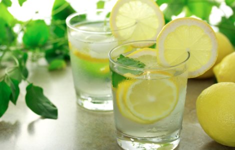 Avantajele nestiute ale consumului regulat de apa cu lamaie