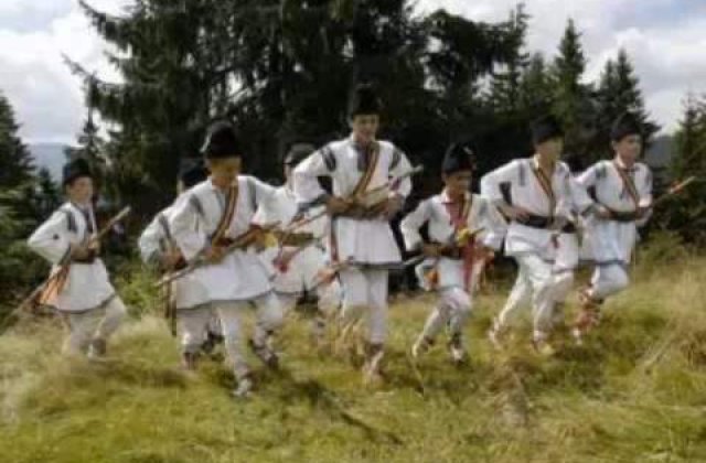 [VIDEO] Calusarii: Suprematia dansului popular romanesc in lume