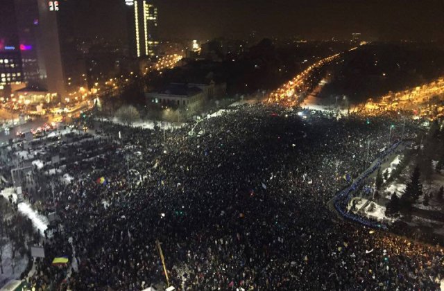 LIVE VIDEO. Incidente in Piata Victoriei, cu mai multi raniti. Jandarmeria le cere oamenilor sa plece