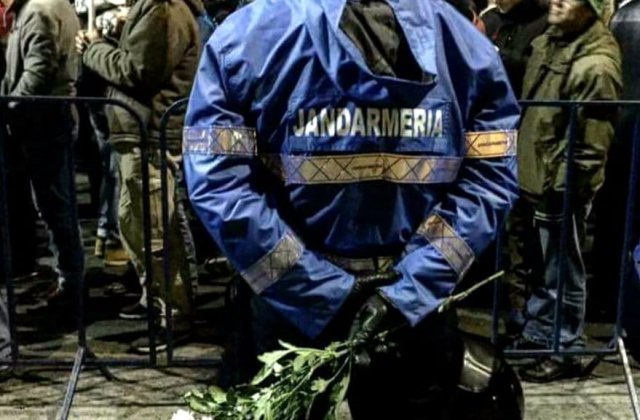 Jandarmeria: Am intervenit cu intarziere tocmai pentru a-i proteja pe manifestantii pasnici