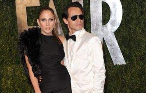  Foto  Jennifer Lopez si-a afisat celulita