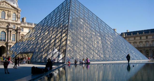 Alerta in Paris. Un barbat a incercat sa injunghie un soldat, in muzeul Luvru
