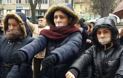 60 de persoane au protestat la pranz in fata Prefecturii din Timisoara, cu banda adeziva lipita pe gura
