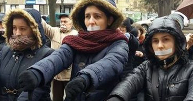 60 de persoane au protestat la pranz in fata Prefecturii din Timisoara, cu banda adeziva lipita pe gura