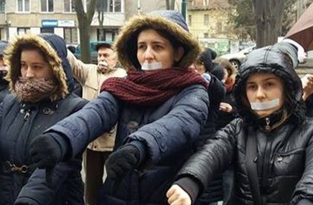 60 de persoane au protestat la pranz in fata Prefecturii din Timisoara, cu banda adeziva lipita pe gura