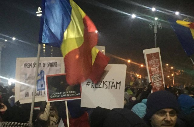 "Zi de zi aici vom fi"! Mesajele oamenilor din strada arata perseverenta si lupta impotriva coruptiei