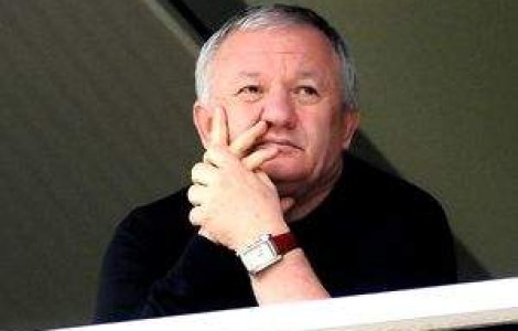 Un SMS trimis lui Porumboiu il poate zbura pe Rednic