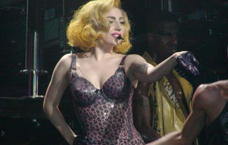  Foto  Lady Gaga, excentrica si pe plaja