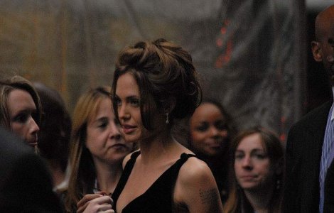  Video  Angelina Jolie, drogata in direct la TV?