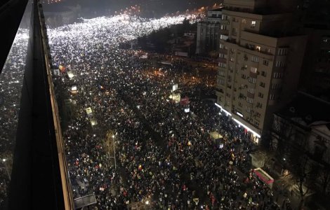  Top  Creativitate si spontaneitate. Ce mesaje s-au afisat in Piata Victorie