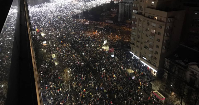  Top  Creativitate si spontaneitate. Ce mesaje s-au afisat in Piata Victorie