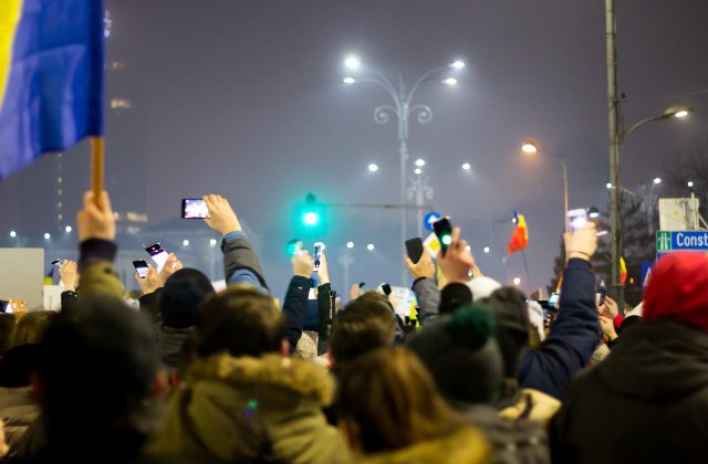 A 7-a zi de proteste. 25.000 de oameni cer demisia Guvernului, in Bucuresti. Alte cateva mii protesteaza in tara