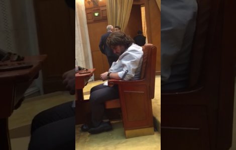 Raspunsul lui Mihai Gotiu dupa ce a fost filmat dormind in Parlament: "O sa mai dorm!"