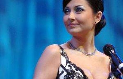 Gabriela Cristea, cu sanii si inelul de logodna la vedere