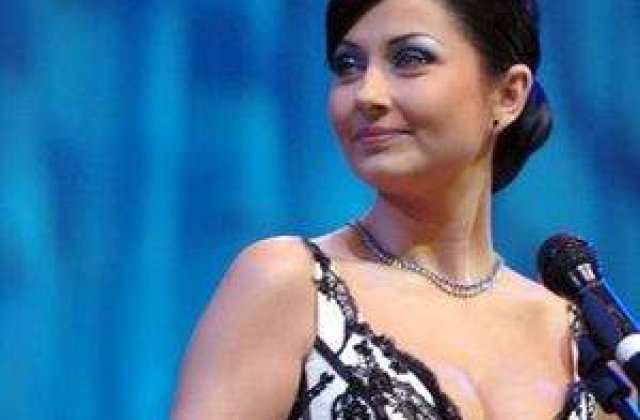 Gabriela Cristea, cu sanii si inelul de logodna la vedere